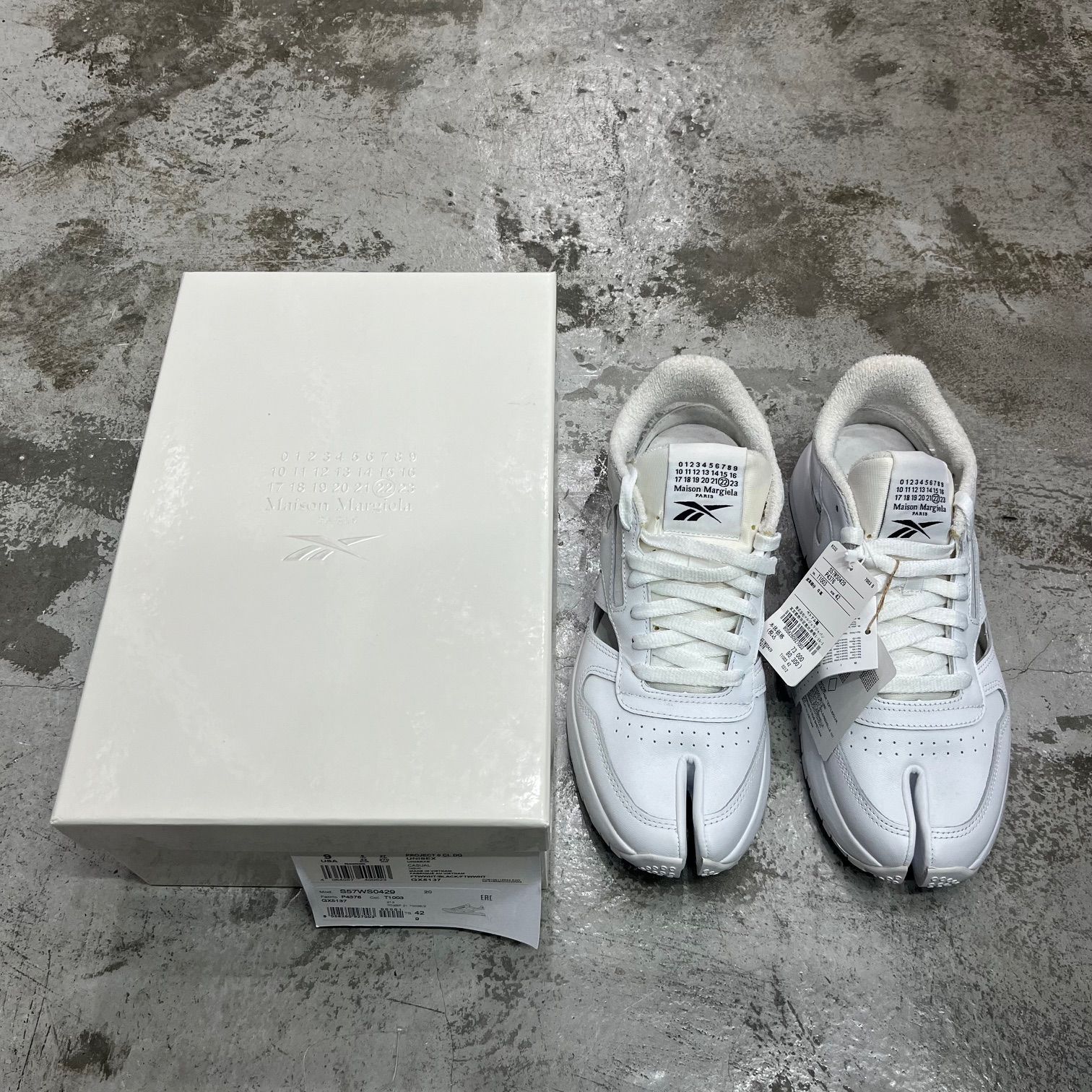 定価80300円 新品 国内正規 MAISON MARGIELA × Reebok Classic Leather DQ Shoes GX5137  クラシックレザー 足袋 タビ スニーカー メゾンマルジェラ リーボック 27cm 77063A1 - メルカリ