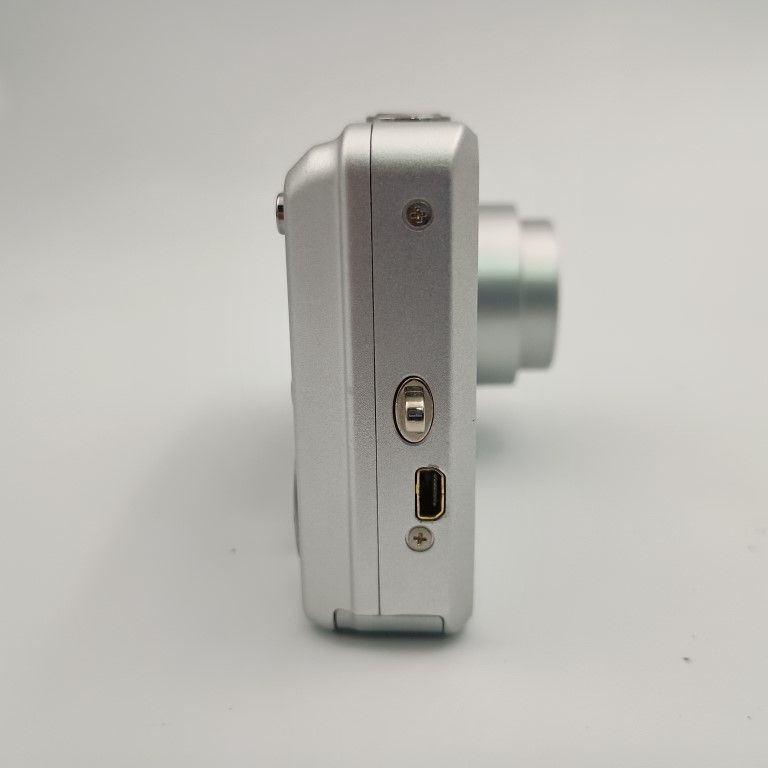 シルバー コンパクトデジタルカメラ