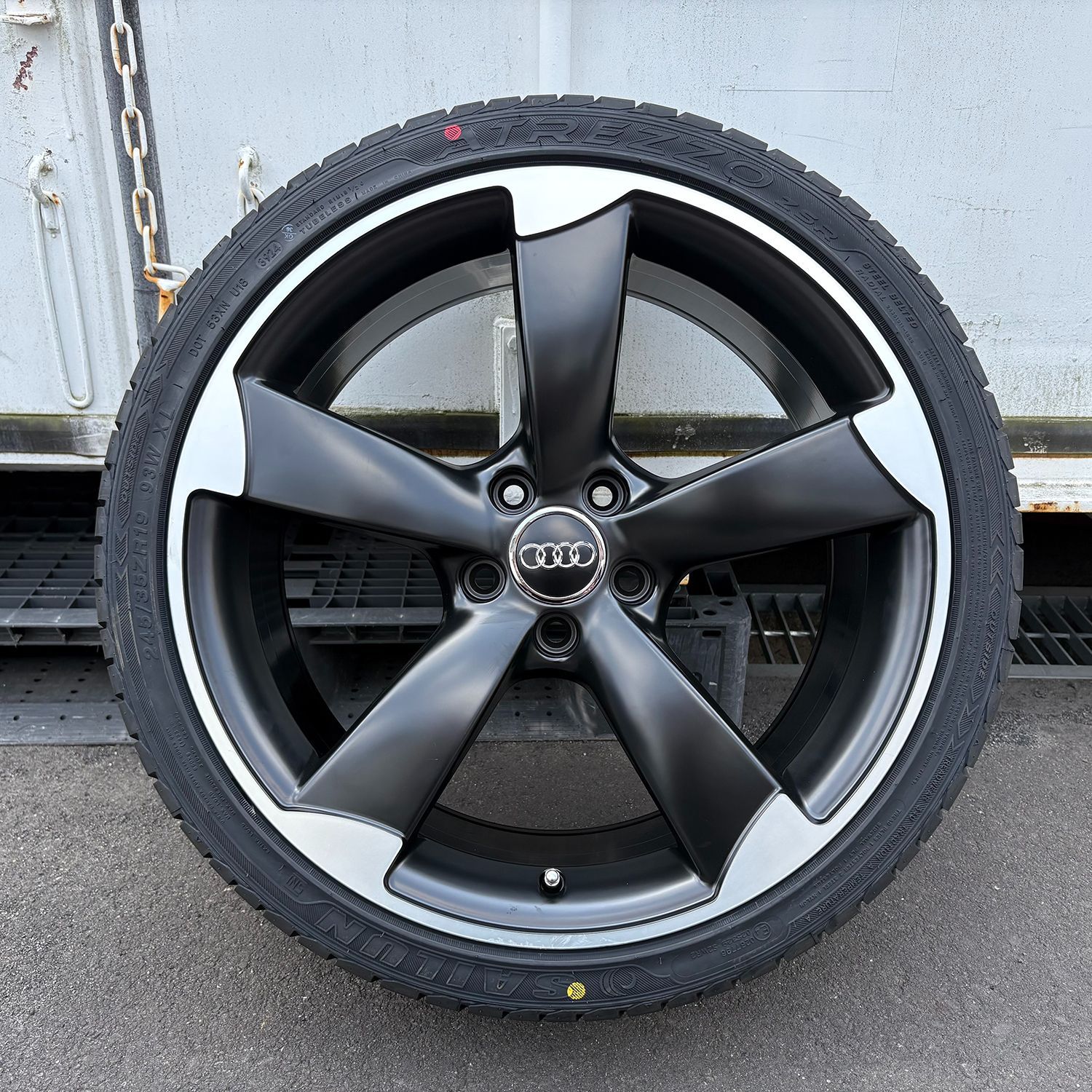 4本新品】アウディ Audi A4(8W/8K) TT(8J) A3(8V) A5 A6 Q2 19
