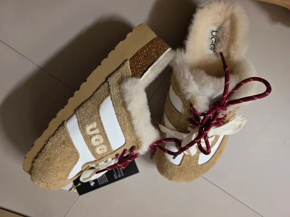 アグ スウェード