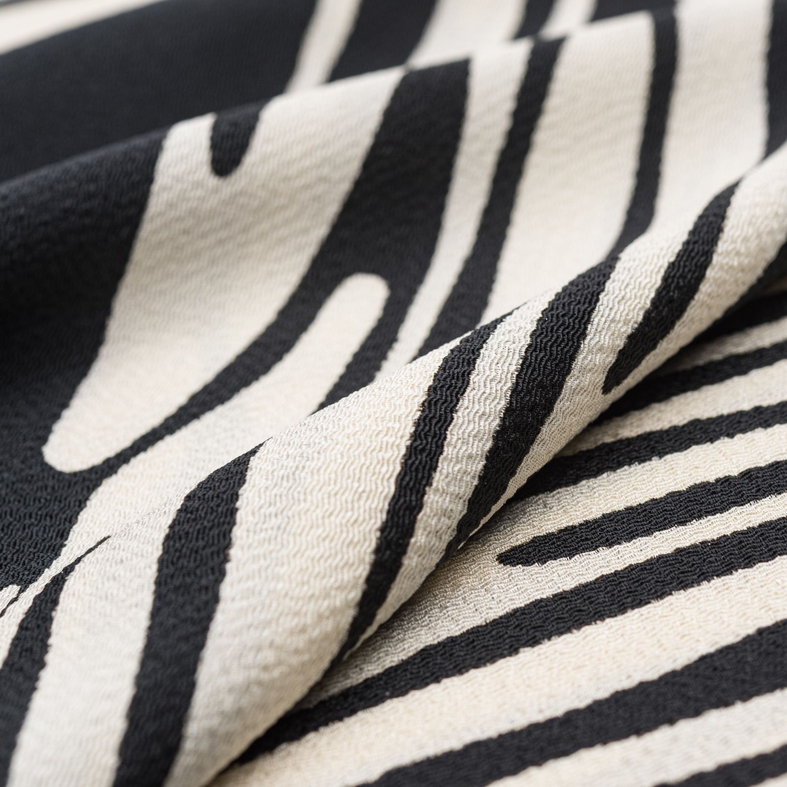 新品　草木染帯揚げ　霞　素色×黒