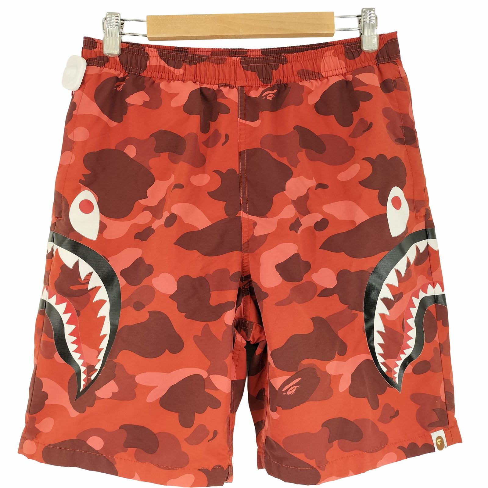 アベイシングエイプ A BATHING APE Red camo side shark half pants ...