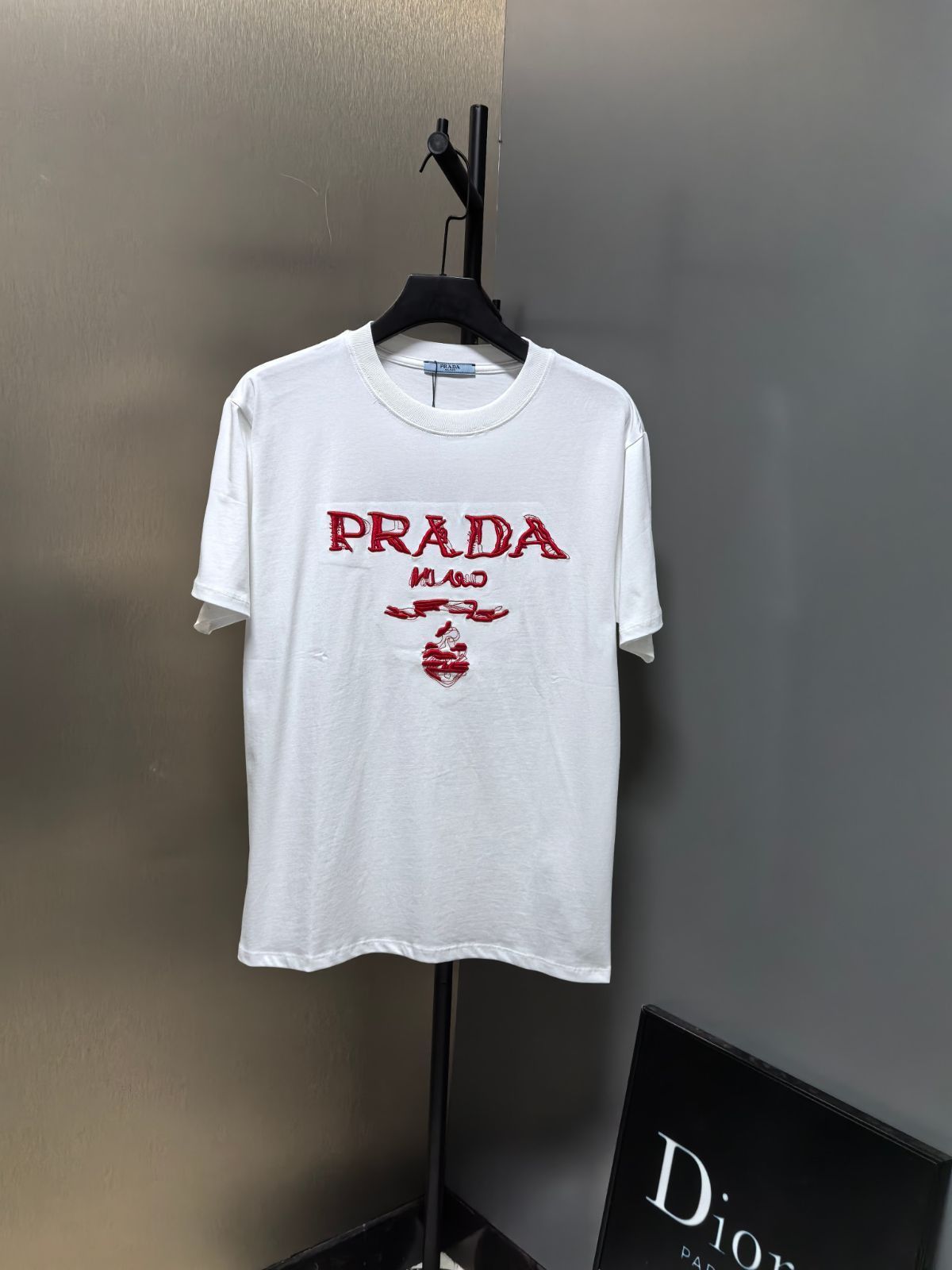 美品　PRADA 刺繍ロゴ Tシャツ クリーム 国内発送☆PRADA】刺繍入り インターロック Tシャツ (PRADA/T