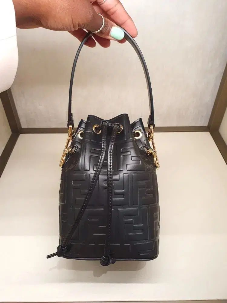 FENDI フェンディ モントレゾール バケットバッグ ブラック
