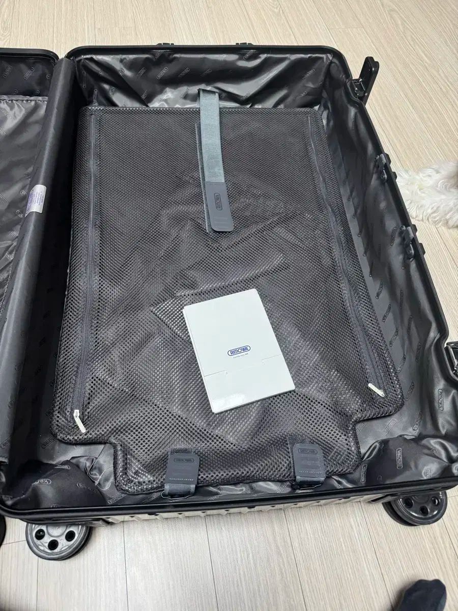 リモワ rimowa トパーズ　ステルス アルミニウム キャリーケース ブラック RIMOWA】廃盤品 Topas Stealth Cabin 32L ブラック 4輪 (RIMOWA/スーツ