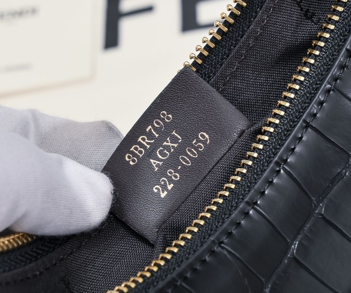 ワニ革調ムーン型アンダーアームバッグ