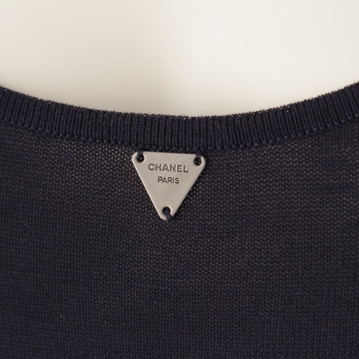 CHANEL - シャネル 00C コットン ロゴプレート キャミソール タンクトップ トップス P15034 ネイビー 38【中古】 シャネル 00C コットン ロゴプレート キャミソール タンクトップ