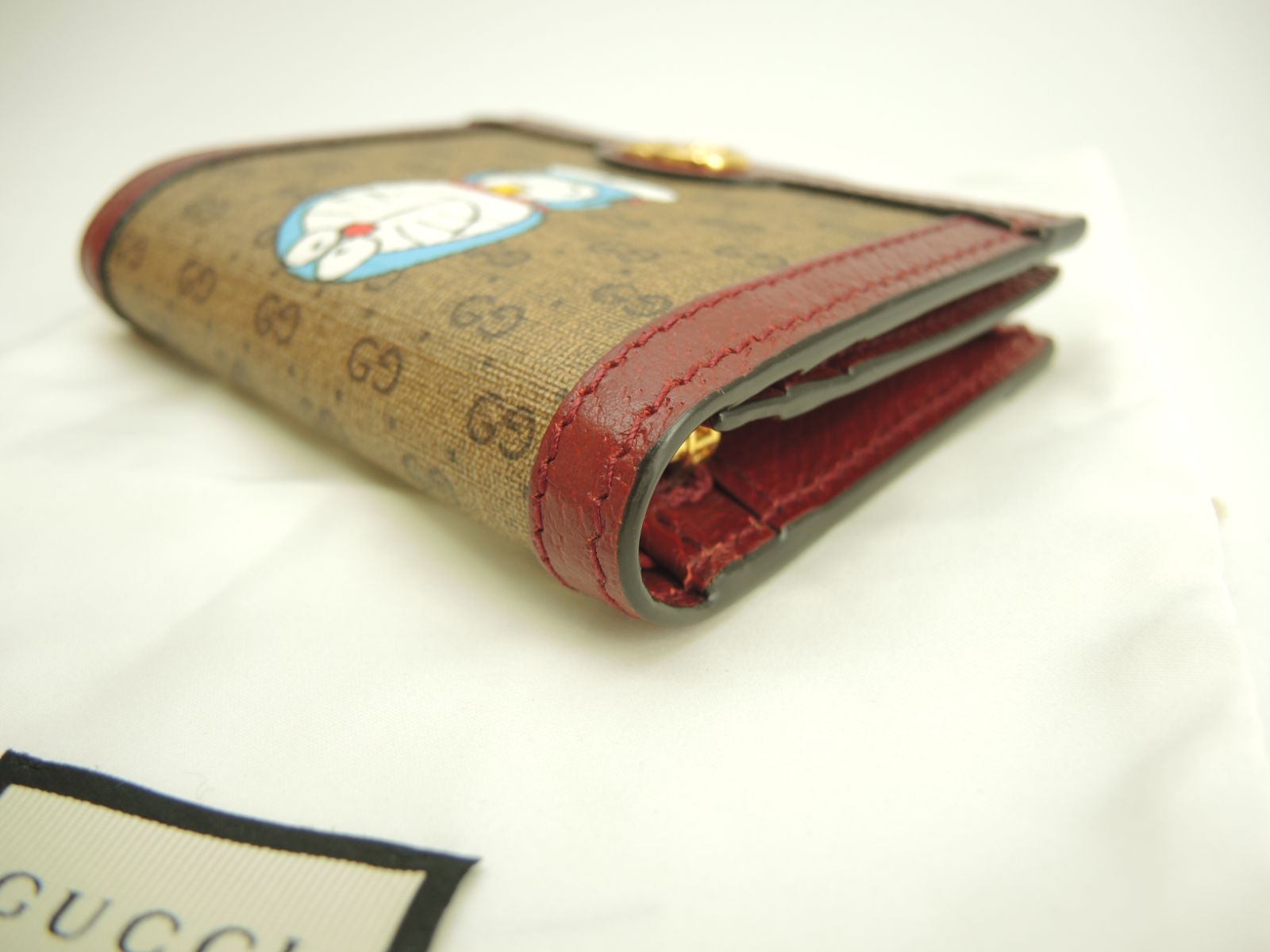 GUCCI(グッチ)×ドラえもん ミニウォレット 新品未使用 グッチ 2折財布 ドラえもん マイクロGG茶エンジ コンパクト