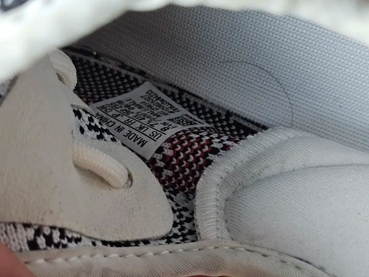 アディダス イージーブースト ゼブラ