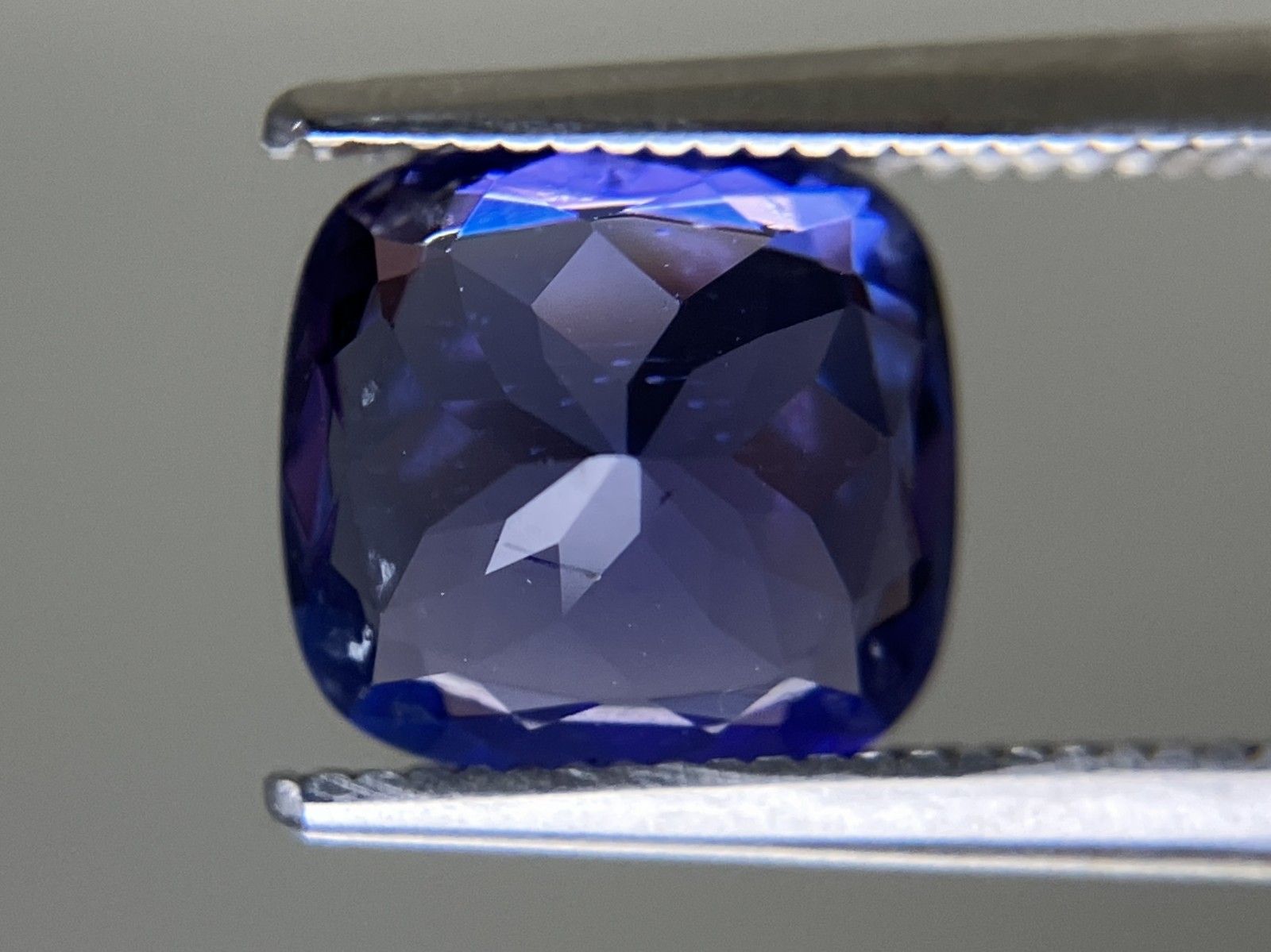 タンザナイト 2.649ct 中央宝石ソーティング付き 8.54㎜×8.06㎜×5.19