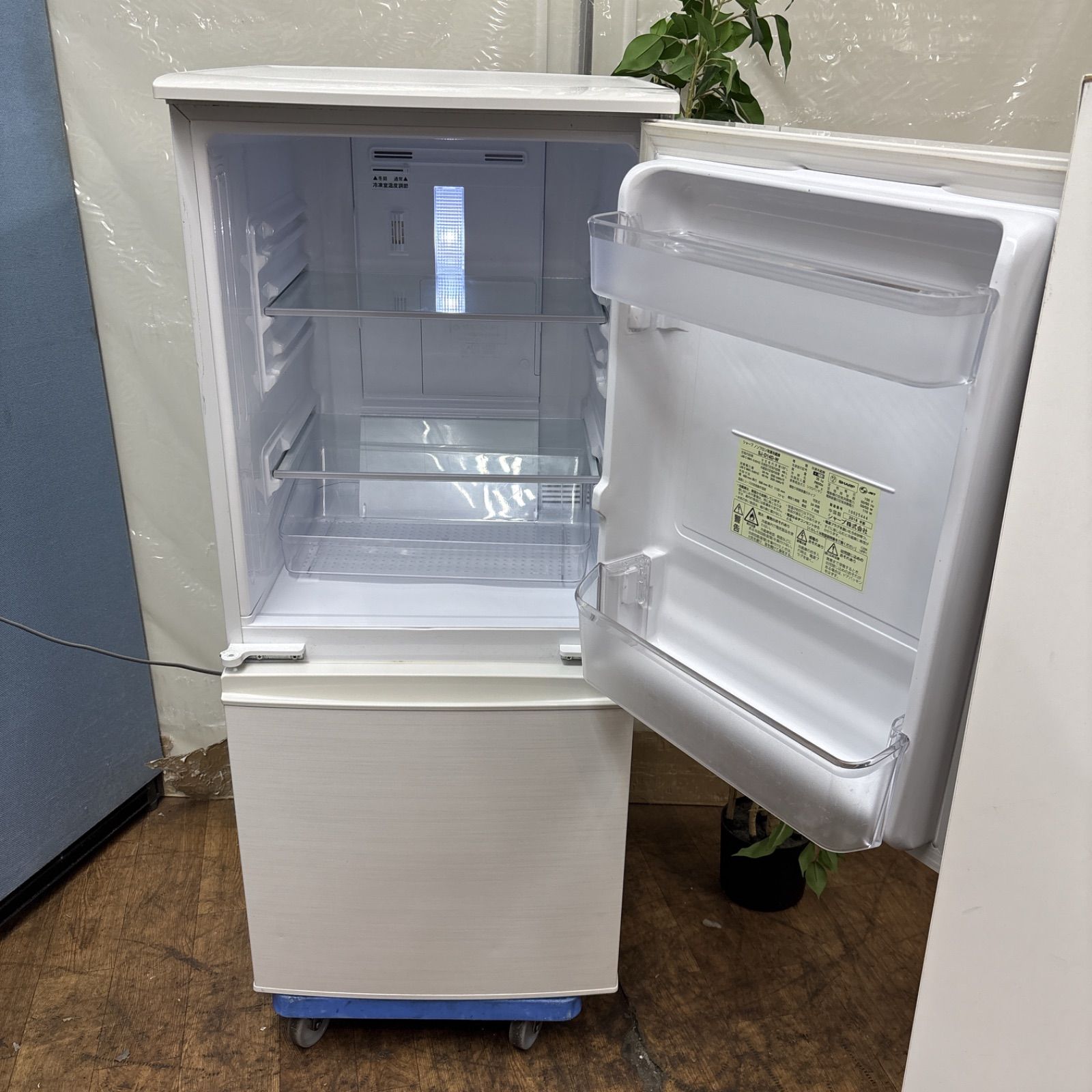 名古屋市内近郊限定送料設置無料 シャープSHARP冷蔵庫137L 名古屋市内近郊限定送料設置無料 シャープSHARP冷蔵庫137L