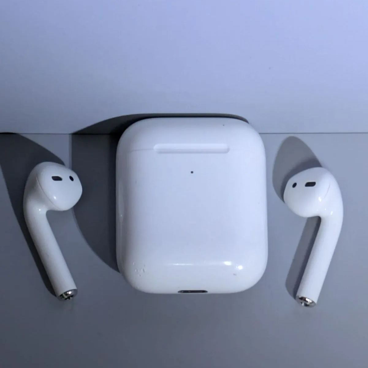 ヘッドホン MRXJ2J/A Apple AirPods with Wireless Charging Case 第2世代 MRXJ2J/A