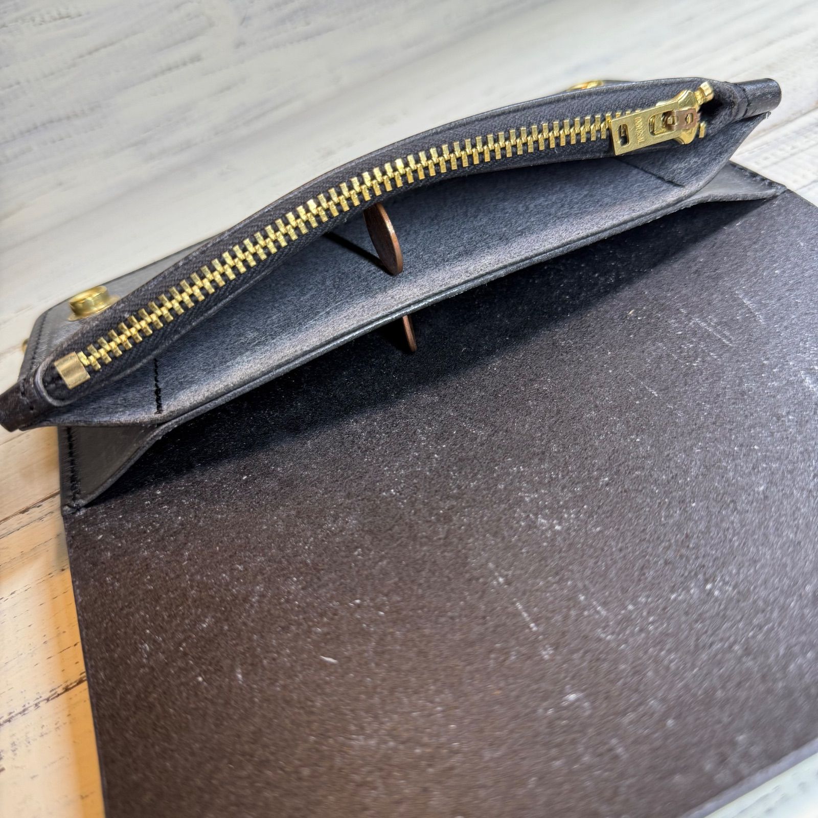 【トラッカーウォレットミドル 2層】universalブライドルレザー ゴールド トラッカーウォレットミドル 2層】universalブライドルレザー