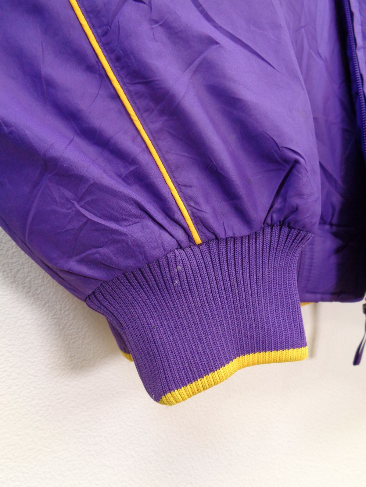 ナイキ USAカレッジ LSU ナイロンジャケット 刺繍 紫 A-25 - メルカリ