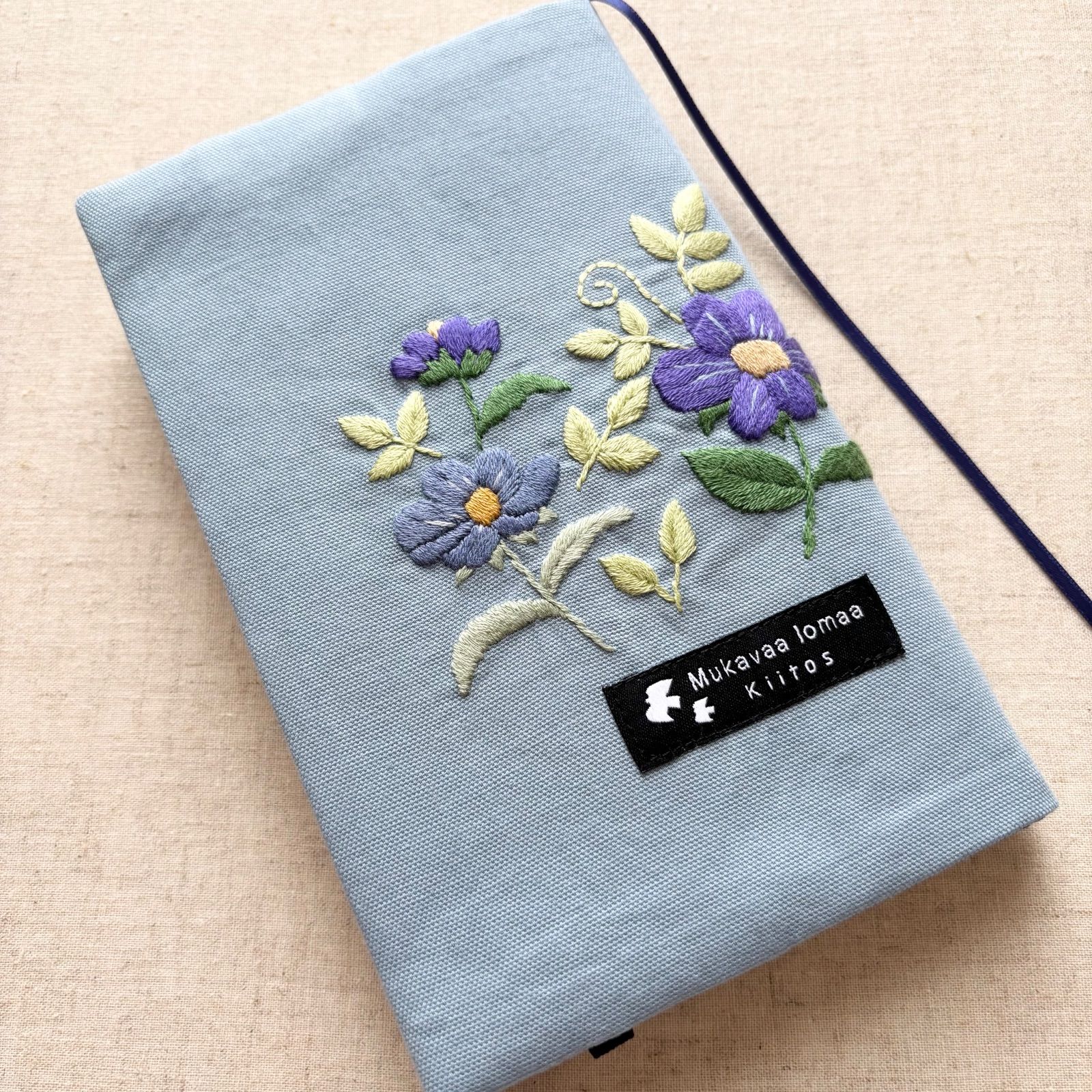 あーちゃん様オーダー　ハンドメイド　ブックカバー　手刺繍 手刺繍ブックカバー ＊花 文庫本 | iichi 日々の暮らしを