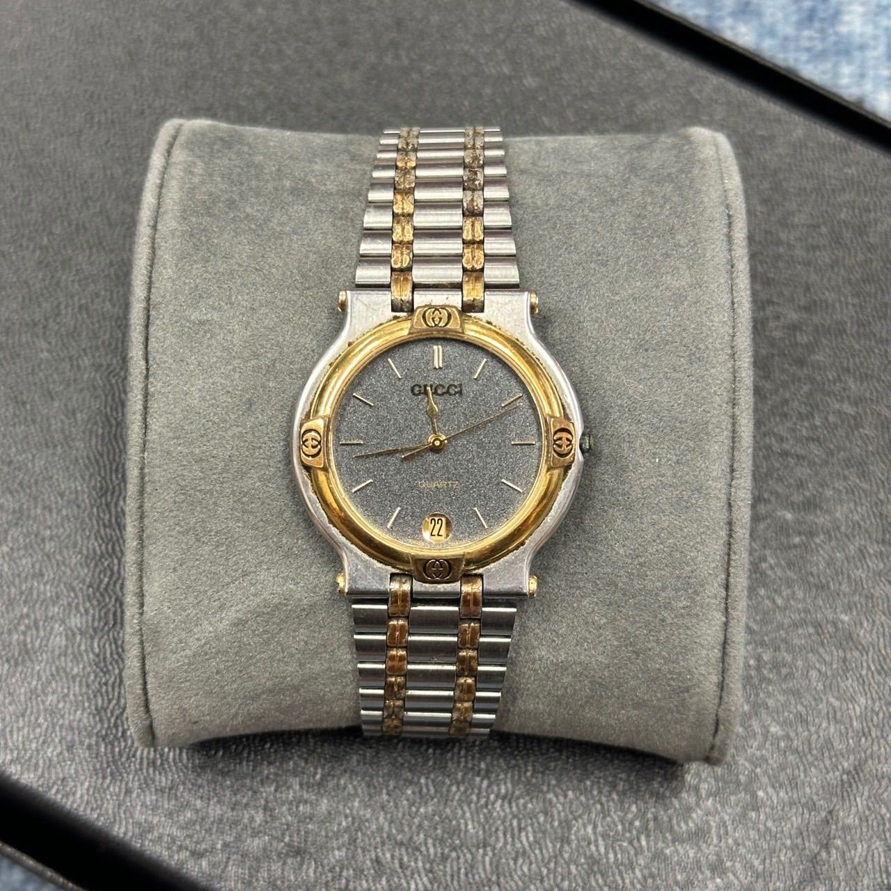 GUCCI グッチ QZ 9000M デイト グレー文字盤 メンズ腕時計 【公式通販】