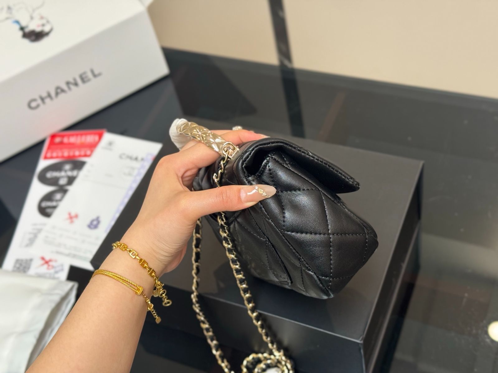 ハンドルがお洒落でエレガントな♪【CHANEL】25P ハンドバッグ 今日特価】Chanel 25P ブラックゴールド ハンドルバッグ！国内