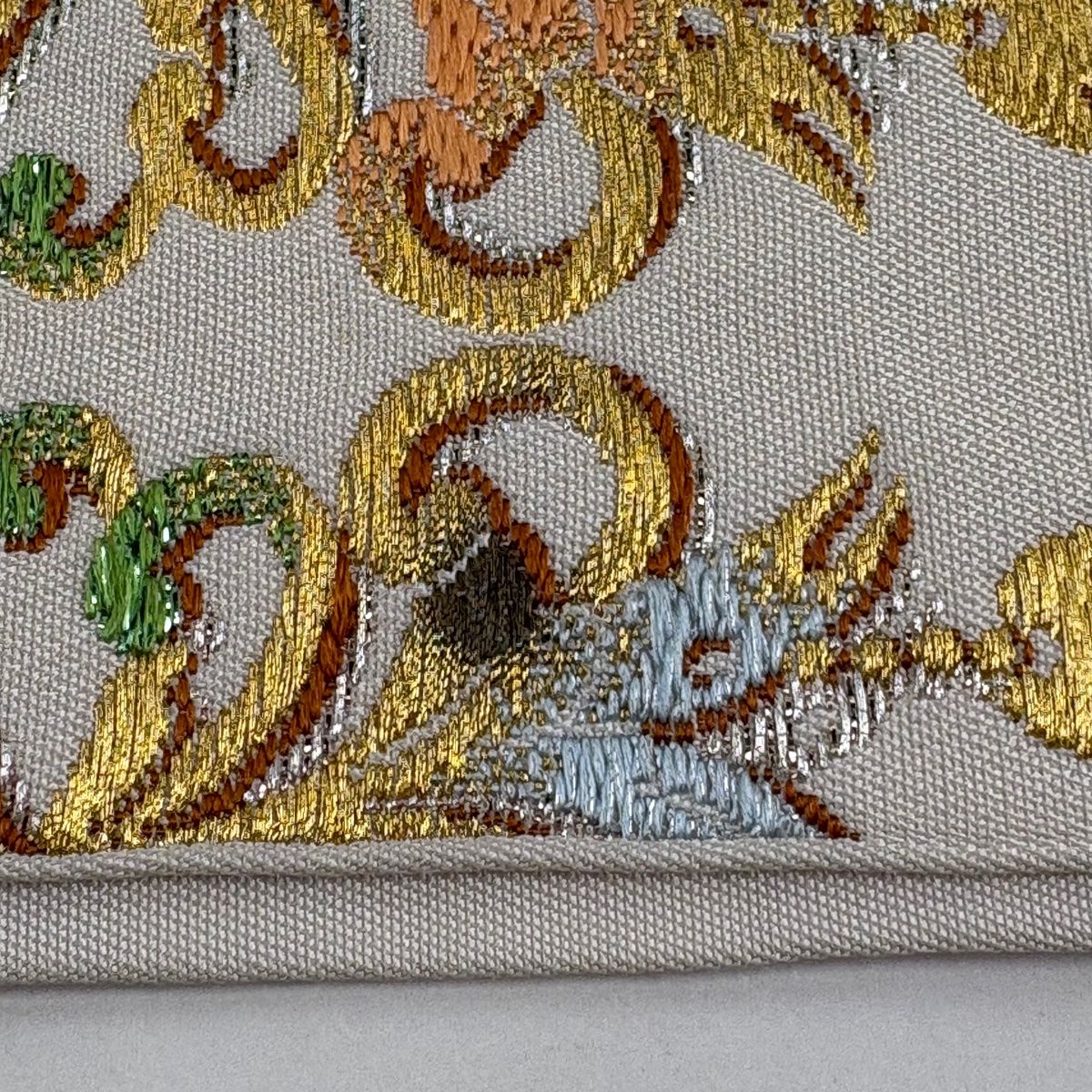 龍村美術織物 正絹九寸開き名古屋帯(京袋帯) 葡萄唐草文錦 白中金 龍村美術織物 正絹九寸開き名古屋帯(京袋帯) 葡萄唐草文錦 白