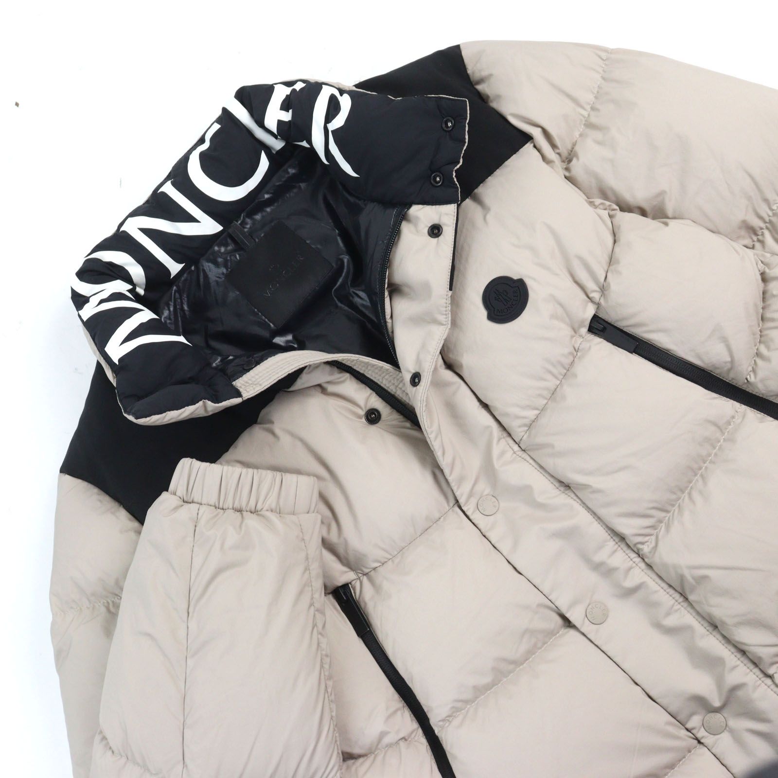 MONCLER　モンクレール　ダウンジャケット　ワッペン　ベージュ MONCLER モンクレール ジャケット、上着 ダウンジャケット