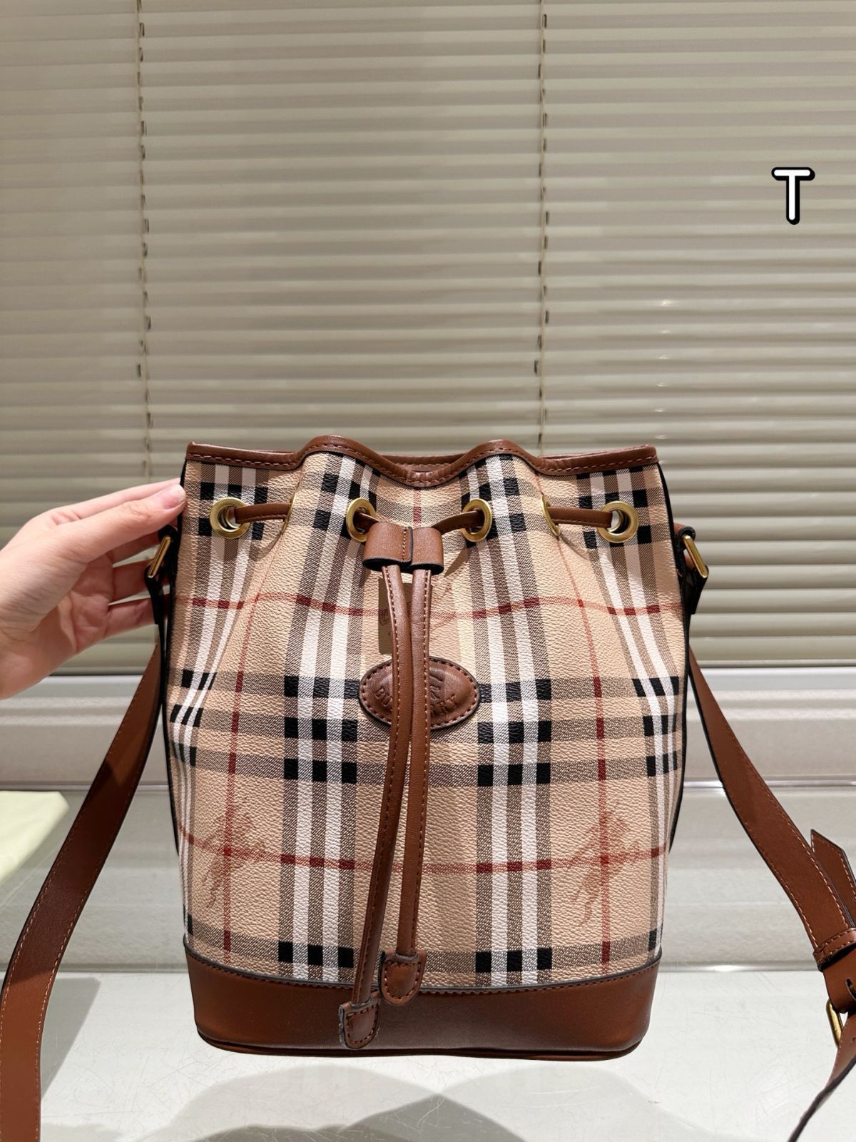 ★関税込み・送料無料★ バーバリー バケットバッグ 今日特価】Burberry New Bucket Bag・バーバリー ニュー