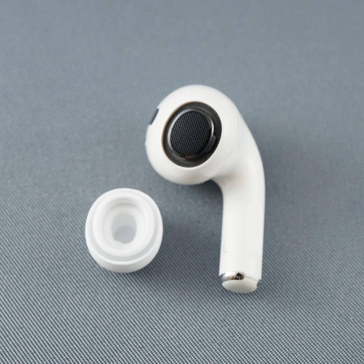 Apple AirPods Pro MWP22J/A中古右耳のみウブロケース付き Apple AirPods Pro MWP22J/A中古右耳のみウブロケース付き