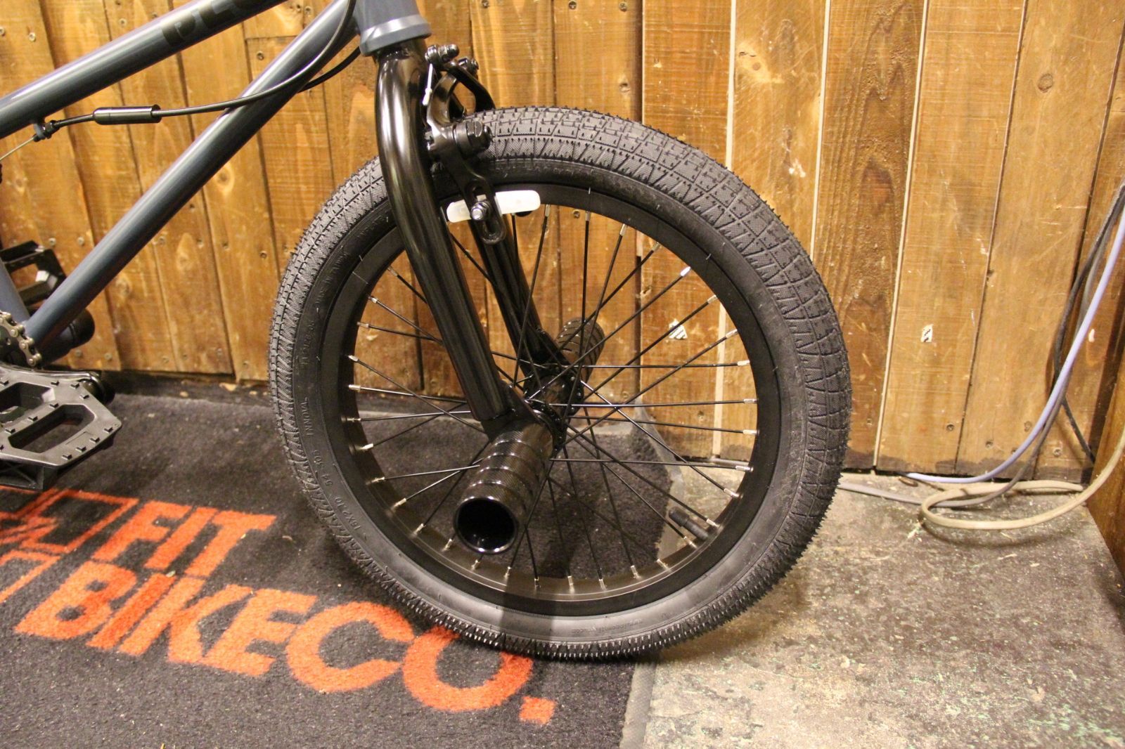 送料無料BMX 16インチ TNB PLUG 16 FAT TIRE BLACK-