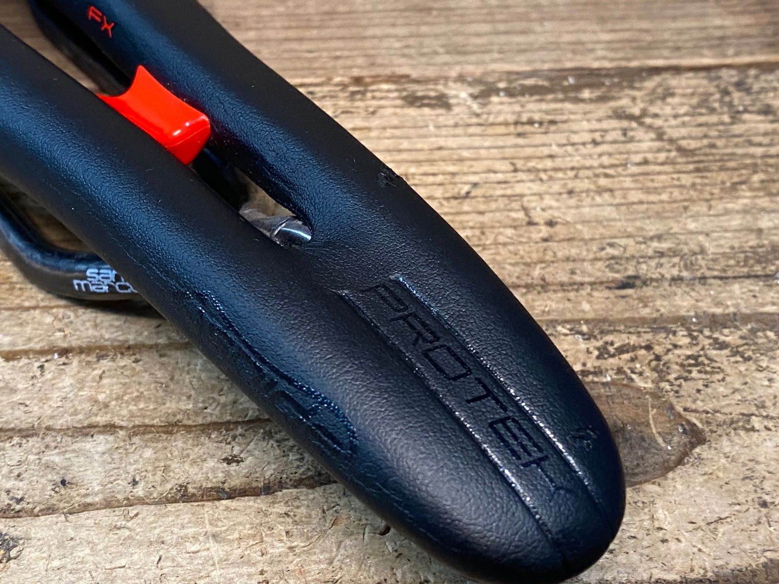 JJ503 セラサンマルコ selle sanmaruco ASPIDE CARBON FX カーボンレール サドル 黒|赤