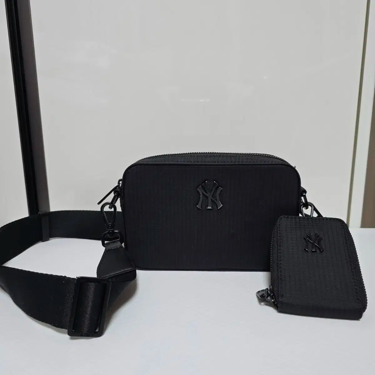 MLB ブラック ミニ クロスバッグ MLB Korea（エムエルビーコリア）の