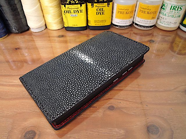 オーダー スティングレイで作る手縫いのスマホケースブラック×牛革レッド