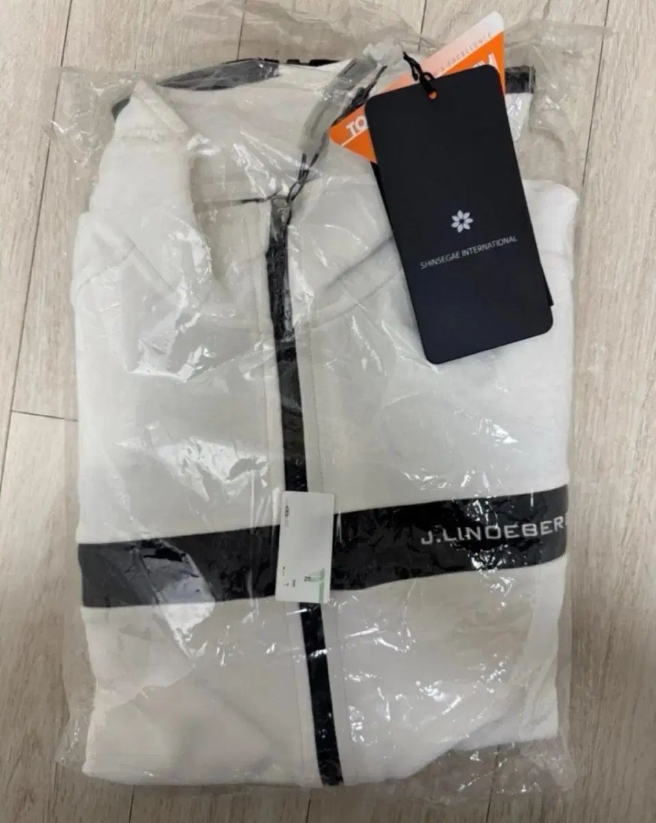 J.LINDEBERG メンズジャケット M ホワイト 新品 J.LINDEBERG(J.リンドバーグ) ホワイト ジャケット L