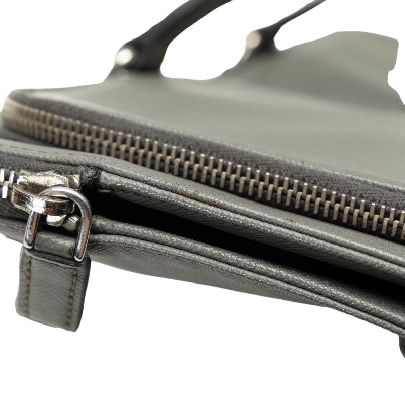 PRADA】ビジネスバッグ三角ロゴプレートグレーサフィアーノレザー