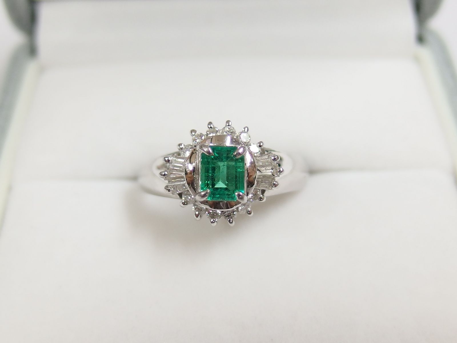 Pt900 エメラルド0.39ct ダイヤ0.27ct リング 11号 /R4432