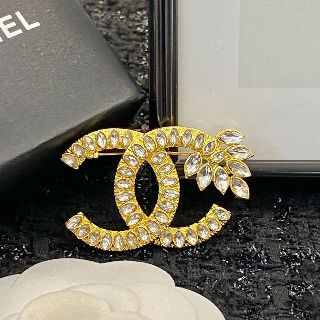 輝くロゴが美しい★【CHANEL】ブローチ 24C ゴールド 帽子や胸元でキラッと輝く♪】シャネル ゴールド ブローチ