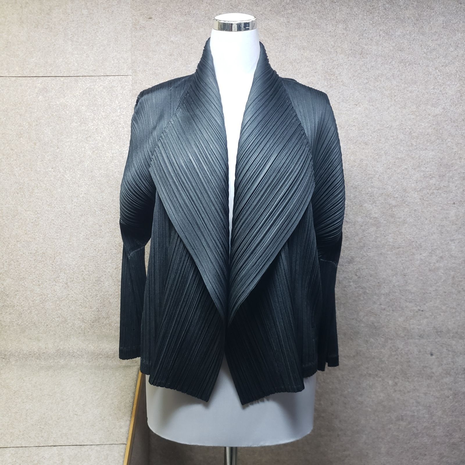 プリーツプリーズ　イッセイミヤケ　プリーツジャケット　ブラック　3 PLEATS PLEASE ISSEY MIYAKE プリーツジャケット サイズ3 黒系 y6947i