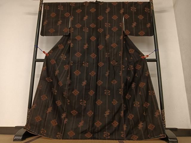 平和屋着物●国指定重要無形文化財　本場久米島紬　手織　舞花文　正絹　逸品　AAAY0145zg 平和屋着物○国指定重要無形文化財 本場久米島紬 手織 舞花文 正絹