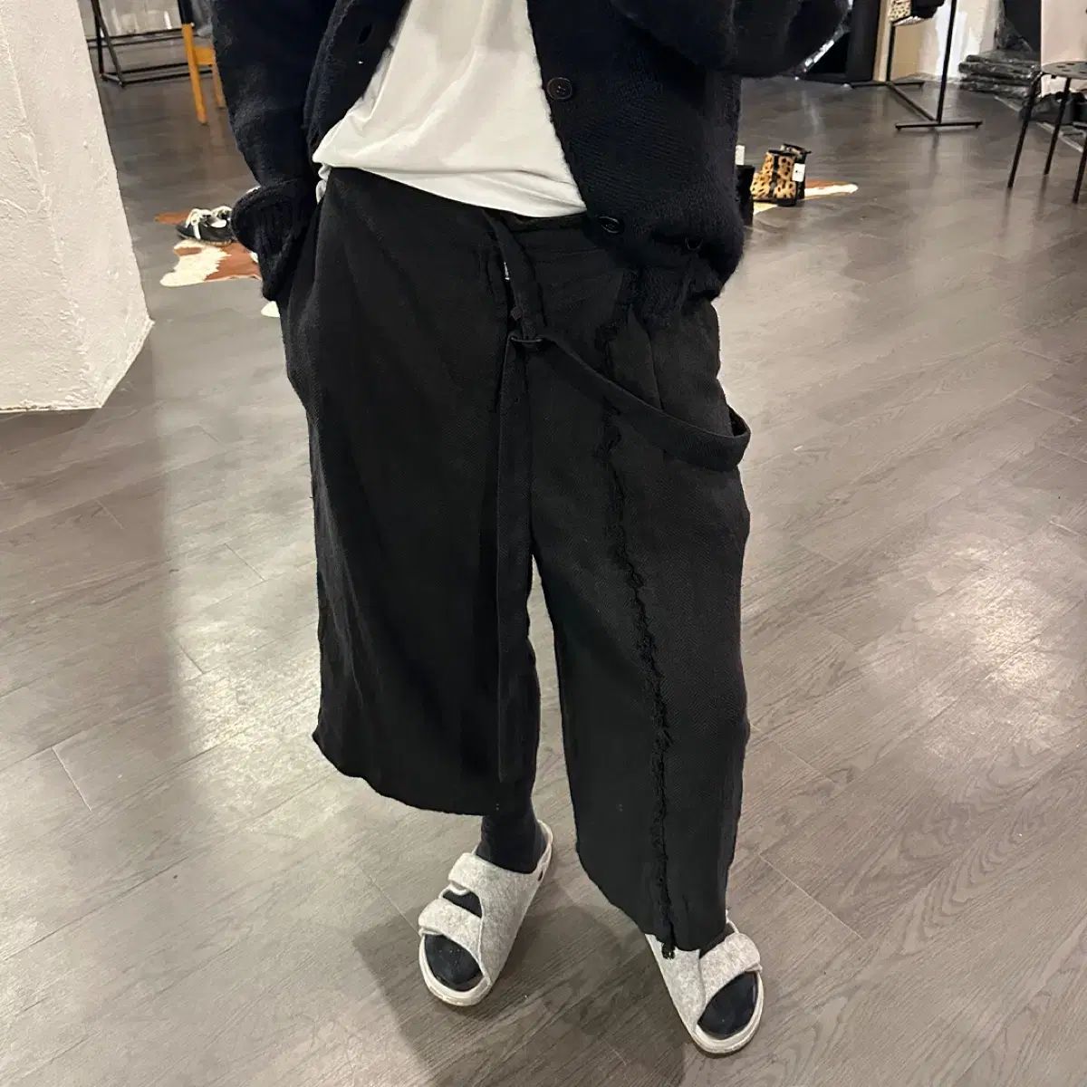 雷市場（ポンジャン）商品韓国直送】 Yohji Yamamoto(ヨウジ ヤマモト) アシメントリー サスペンダー はかま パンツ - メルカリ