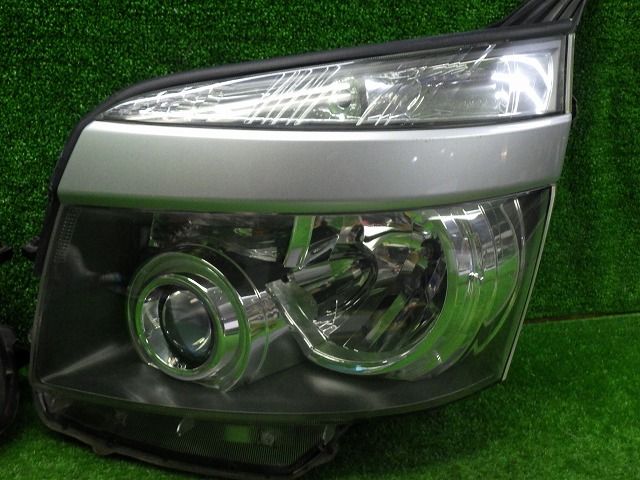 ヴォクシー 前期 ヘッドライト左右 ZRR70/75 HID 28-203 V8 バラスト付