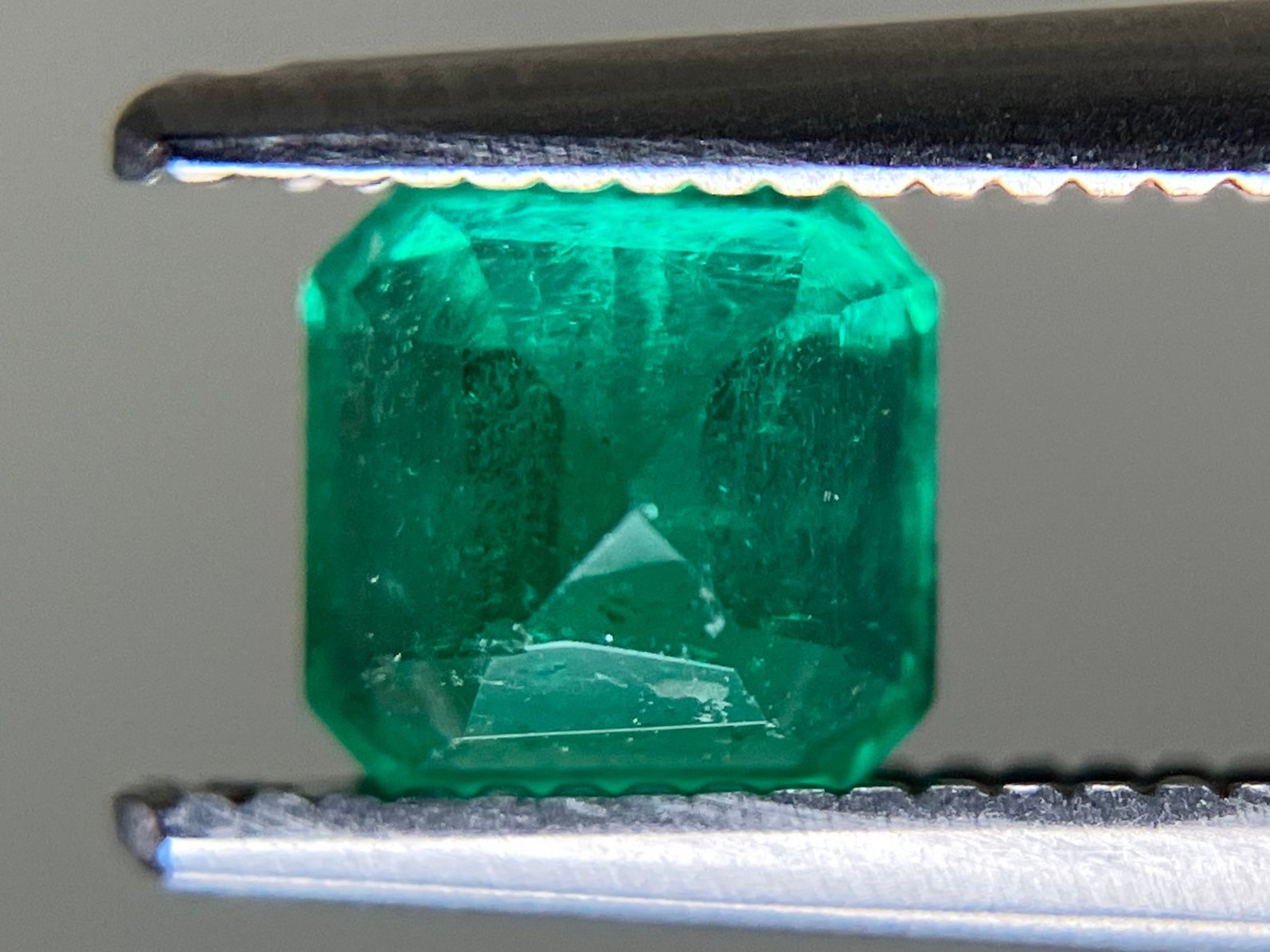 エメラルド エメラルド 天然 0.742ct 中央宝石ソーティング付き 5.17㎜×5.10
