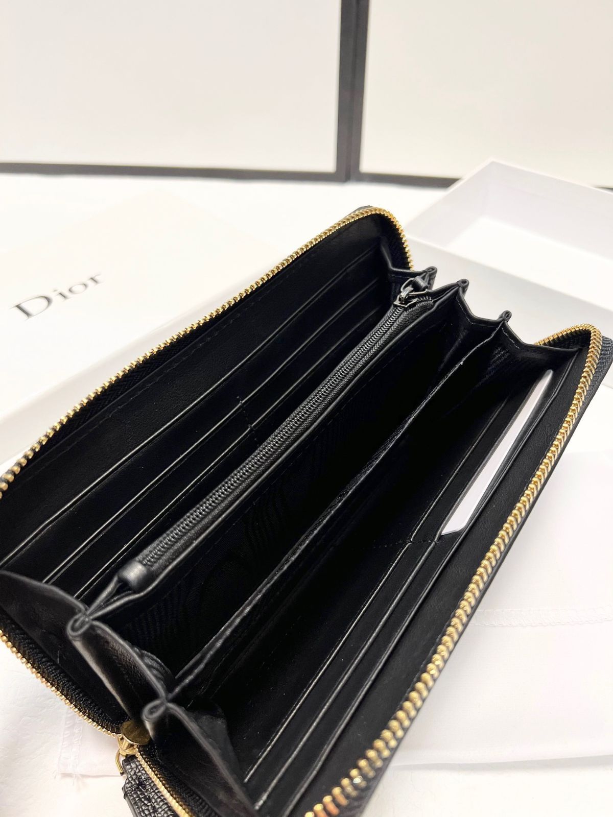 DIOR 人気爆発のモノジップクラッチ