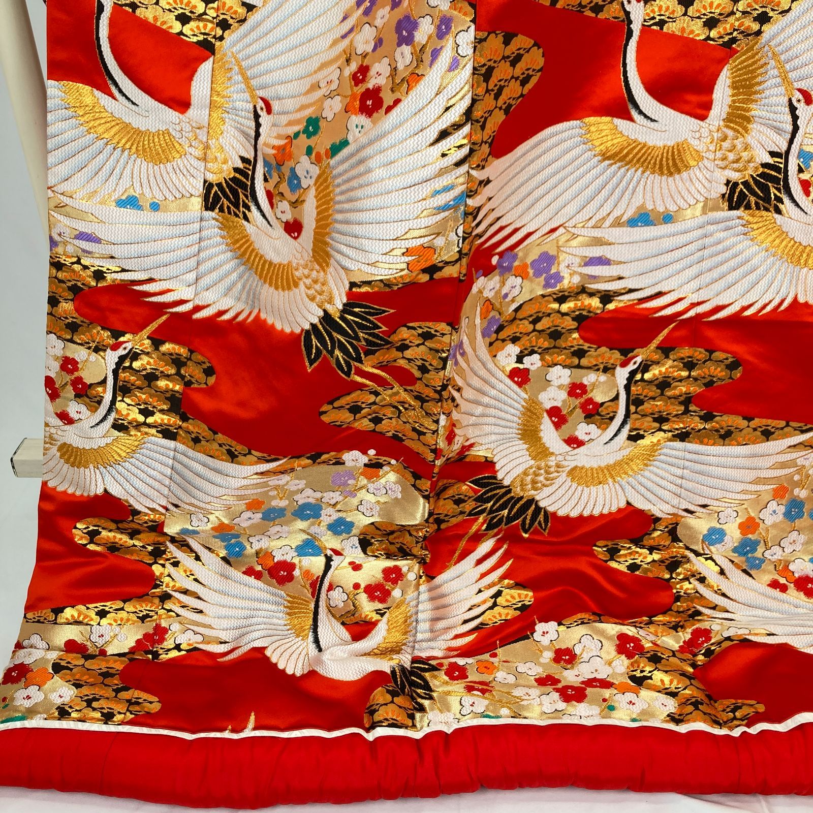 たんす屋 着物 リユース打掛 色打掛 赤 金 フォーマル 松竹の霞に鶴 袷 ポリエステル 未洗い 身丈 182cm 裄丈 66cm MS5887