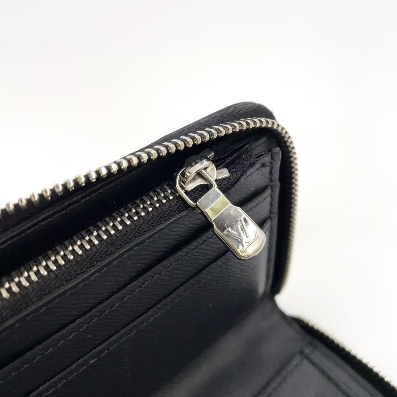 ルイヴィトン タイガ ジッピーウォレット ヴェルティカル ブラック 長