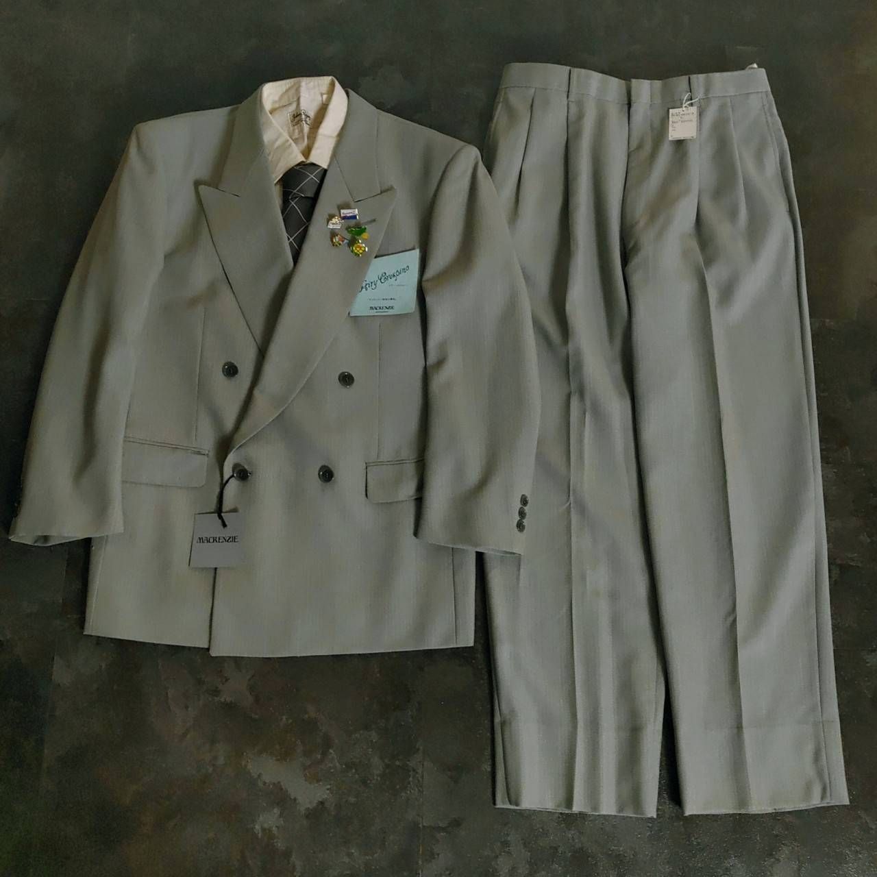 【JAPANESE VINTAGE】5点セット セレモニー ダブルスーツ セットアップ 上下 くすみカラー 日本製 成人式 卒業式 結婚式（ヴィンテージピンズ＆シャツ＆ネクタイ おまけ）No.7