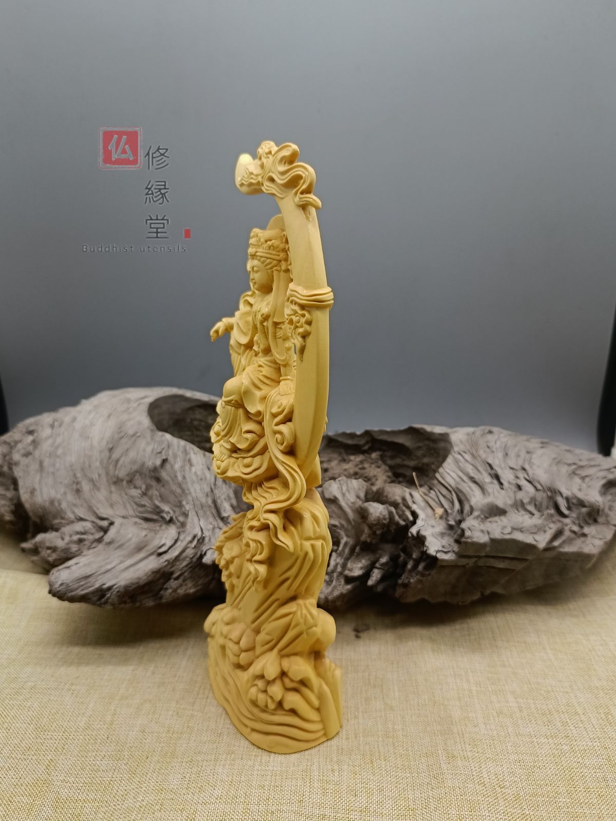 修縁堂】木彫り 仏像 水月観音菩蕯座像 彫刻 仏教工芸品 柘植材 仏師で