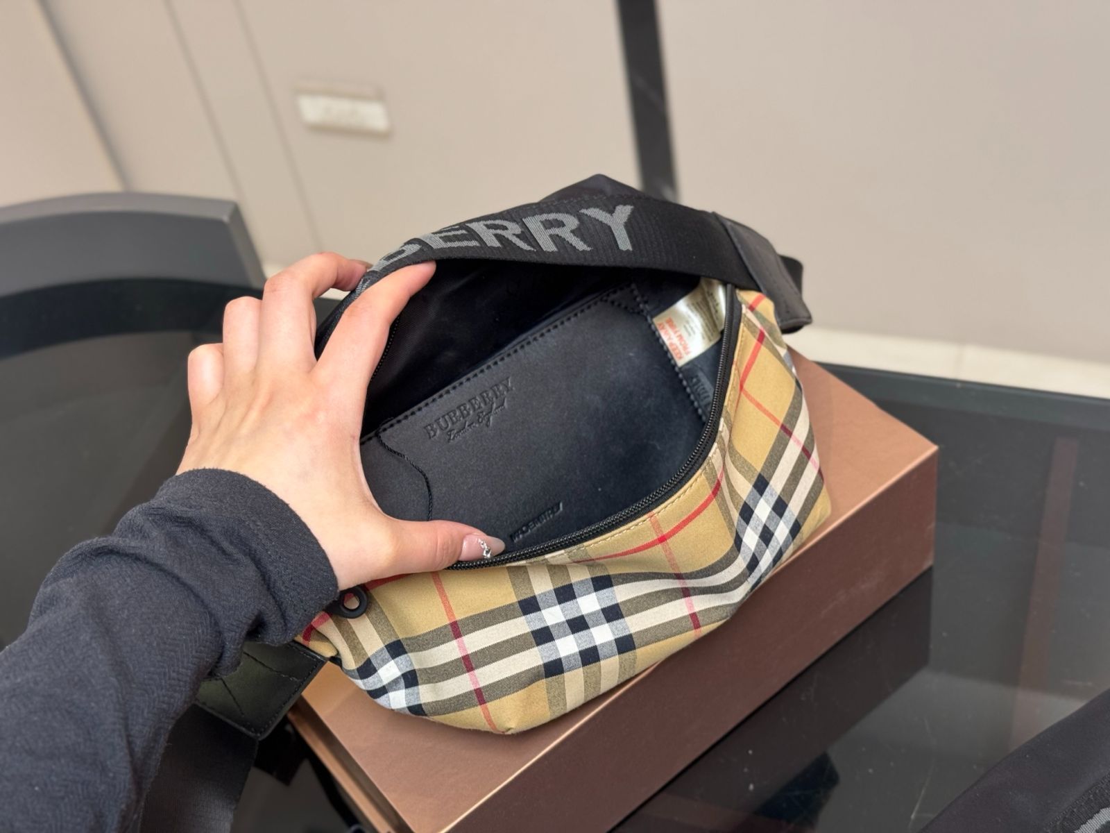 今日特価】Burberry ワイドベルトバッグ - メルカリ