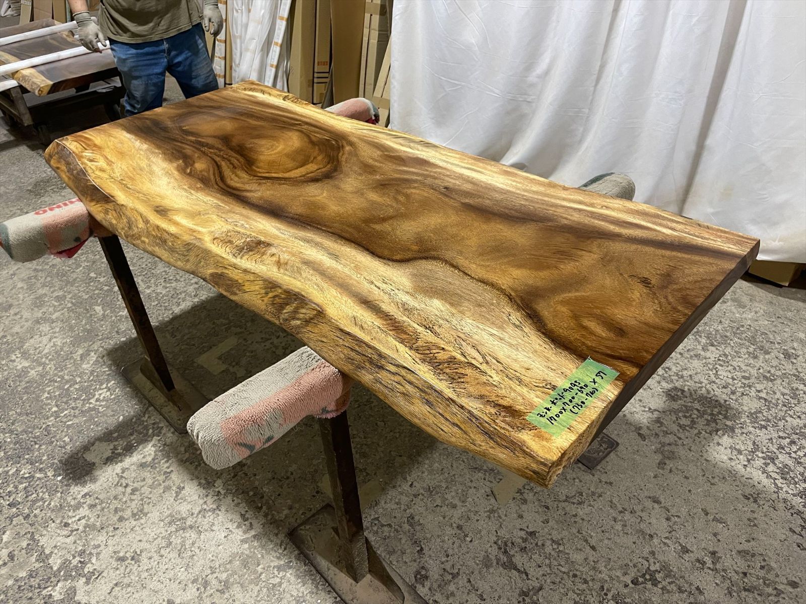 モンキーポッド9093 一枚板無垢 乾燥材 1700ｘ700-690ｘ57mm カウンター センターテーブル ダイニングテーブル
