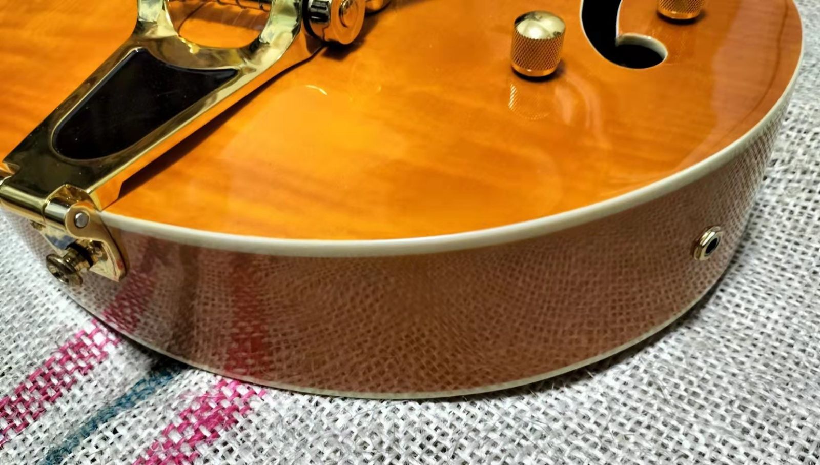 フルアコアーチトップギター①オレンジ虎目トレモロアームステンレス