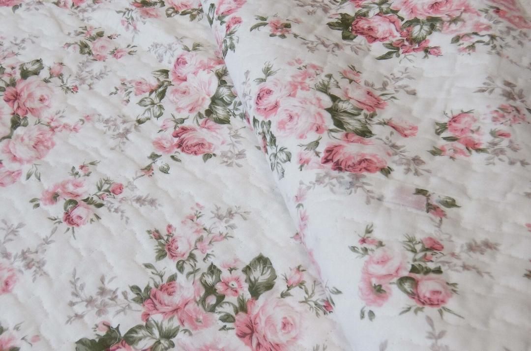 薔薇柄ピンク１９０ｘ２４０ｃｍ 両面使用できる綿100％水洗いキルトマルチカバー ☆両面使用できる綿100％水洗いキルトマルチカバー薔薇柄ピンク