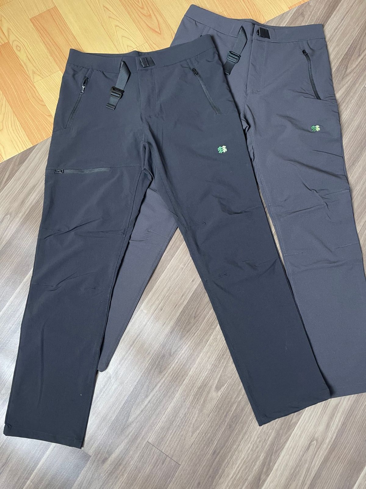 コロンスポーツ KOLON SPORT ハイキングとキャンプ用 男性のアウトドアスポーツ用 通気性と速乾性のあるソフトシェル ヘビーワーク刺繍の長パンツ