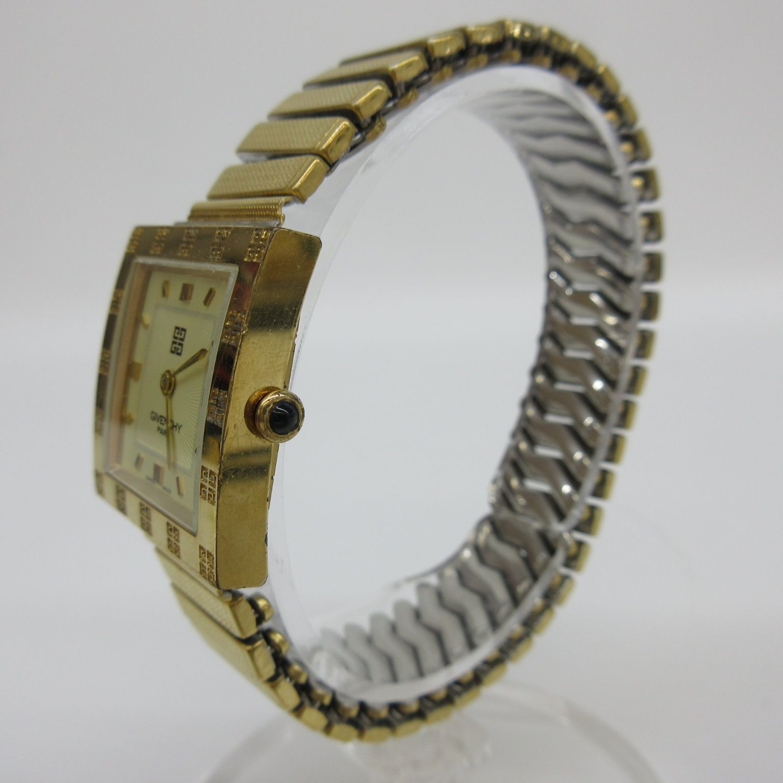 GIVENCHY ジバンシー　腕時計　ゴールド 電池新品稼働中　保証書付き 未使用品 新品電池稼働 GIVENCHY ジバンシー バングルウォッチ