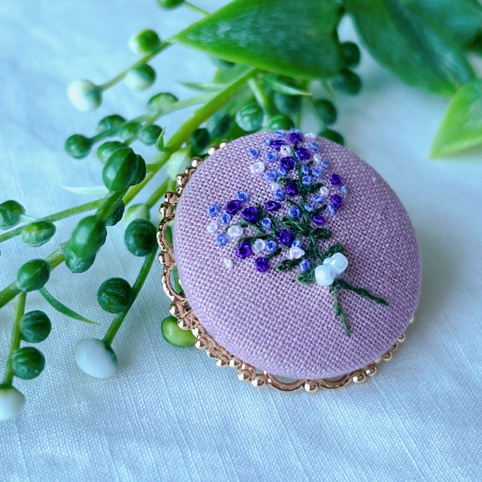 30㎜刺繍くるみボタン台座付きブローチ❁①❁ - メルカリ